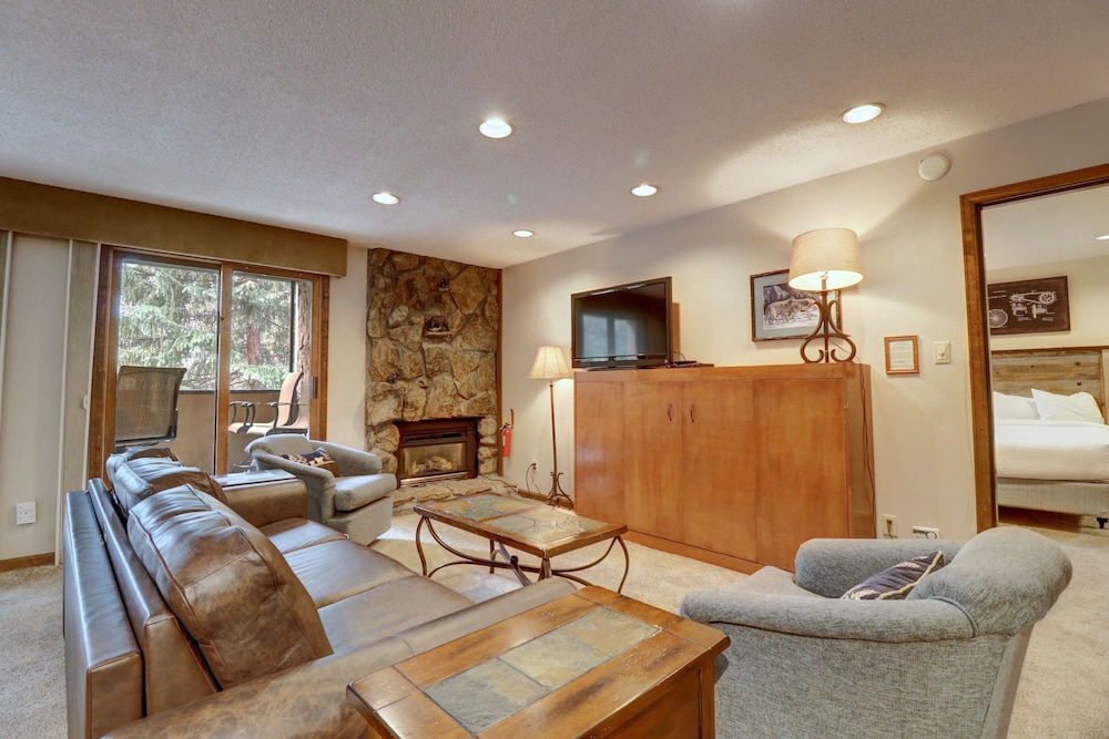 Perfect Location, Pet Friendly Ski-In Ski-Out - CM336 by Redawning