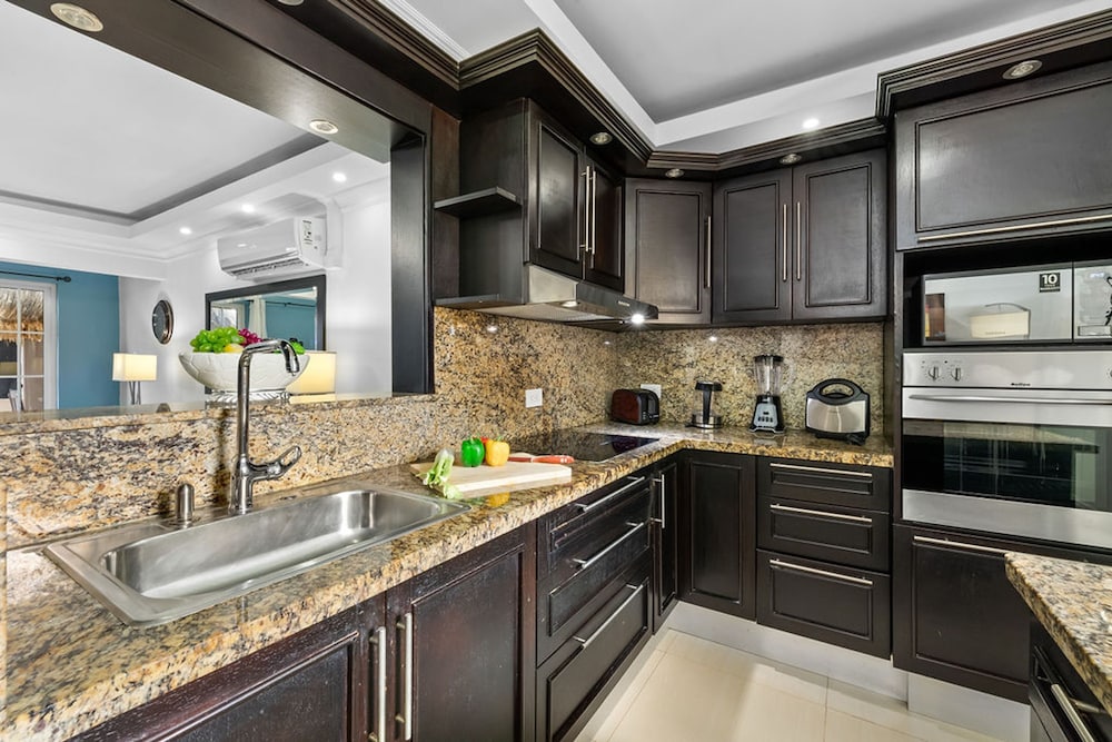 Urban 5BR Private Pool Getaway 10 Min- Bch
