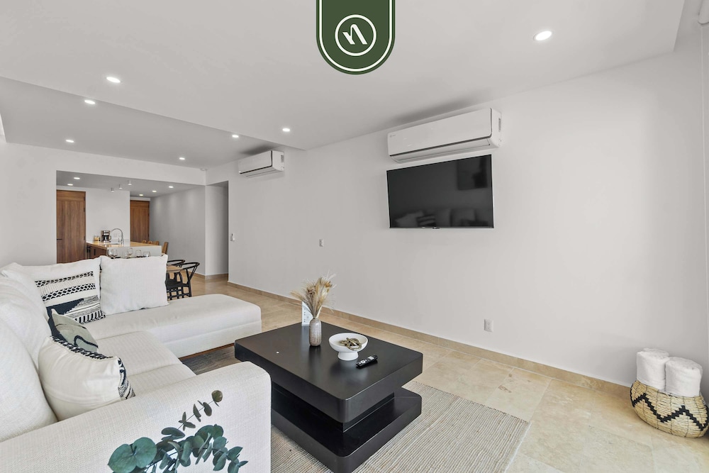 New Oceanfront 2 BR Condo - Gym - Beach - Pool