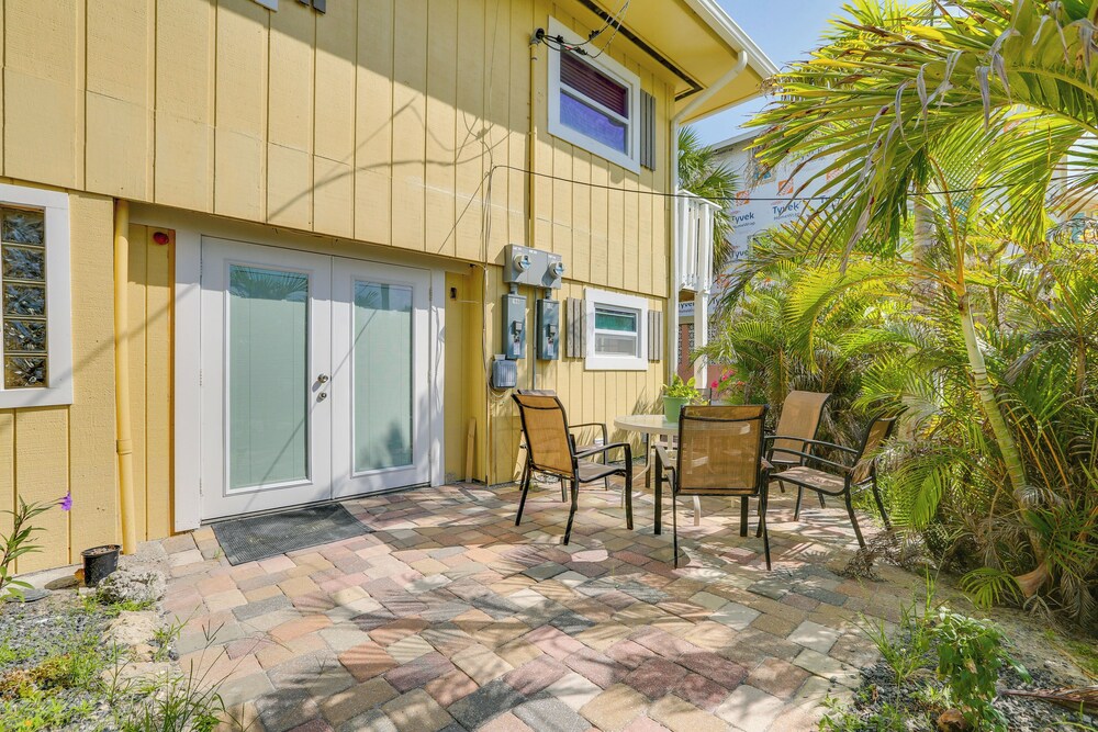 Dog-friendly Getaway: Steps to Fort Myers Beach!