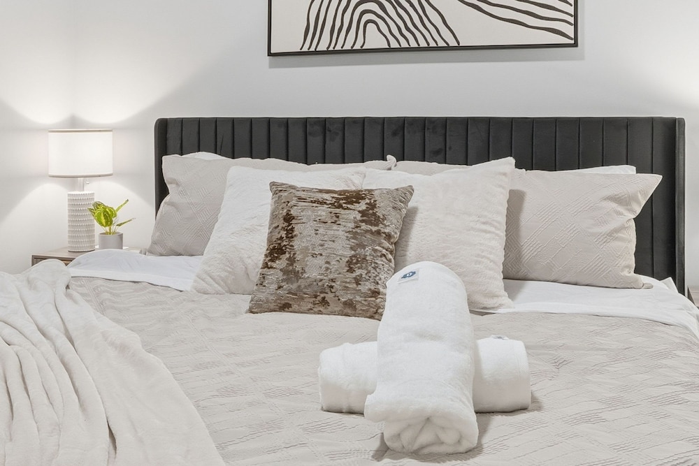 Chic 2BR Apartment in Edgewater Modern Comfort