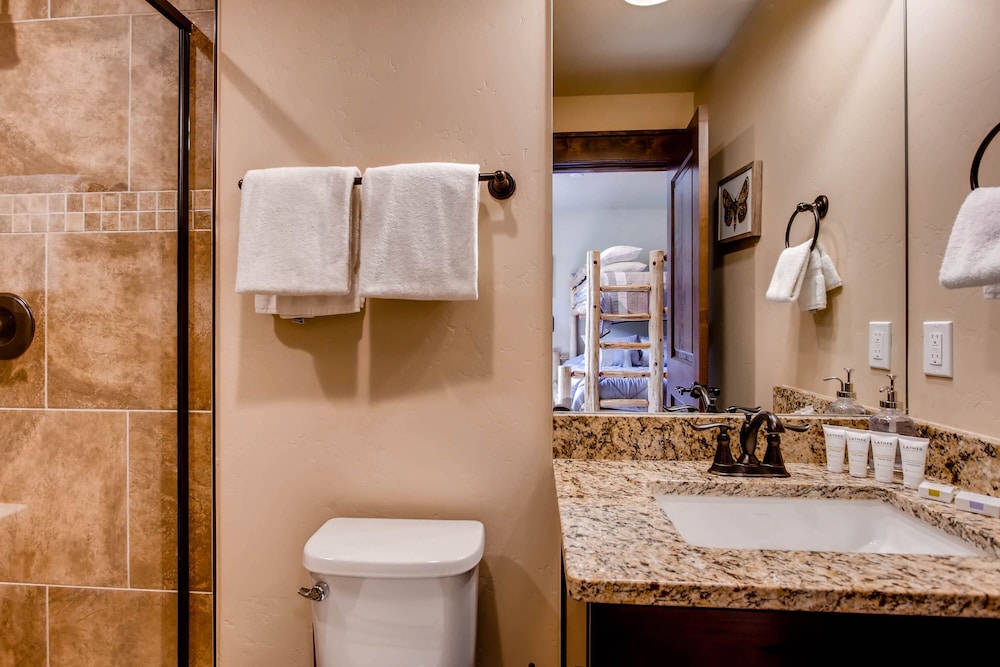 New 3bdr Luxury /sleeps 10 W Fireplace & Mountain Views 3 Bedroom Townhouse by RedAwning