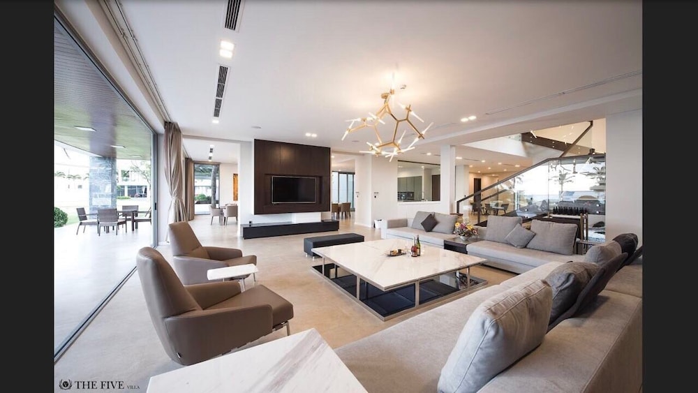 Luxury Yacht Villa