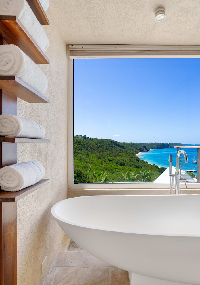 6 BR Villa With Concierge Amenities Pool