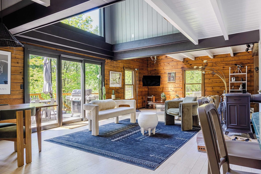 Pool+hot Tub, Firepit Near Hikes, Shops, Dining Cragswood Lodge by Avantstay