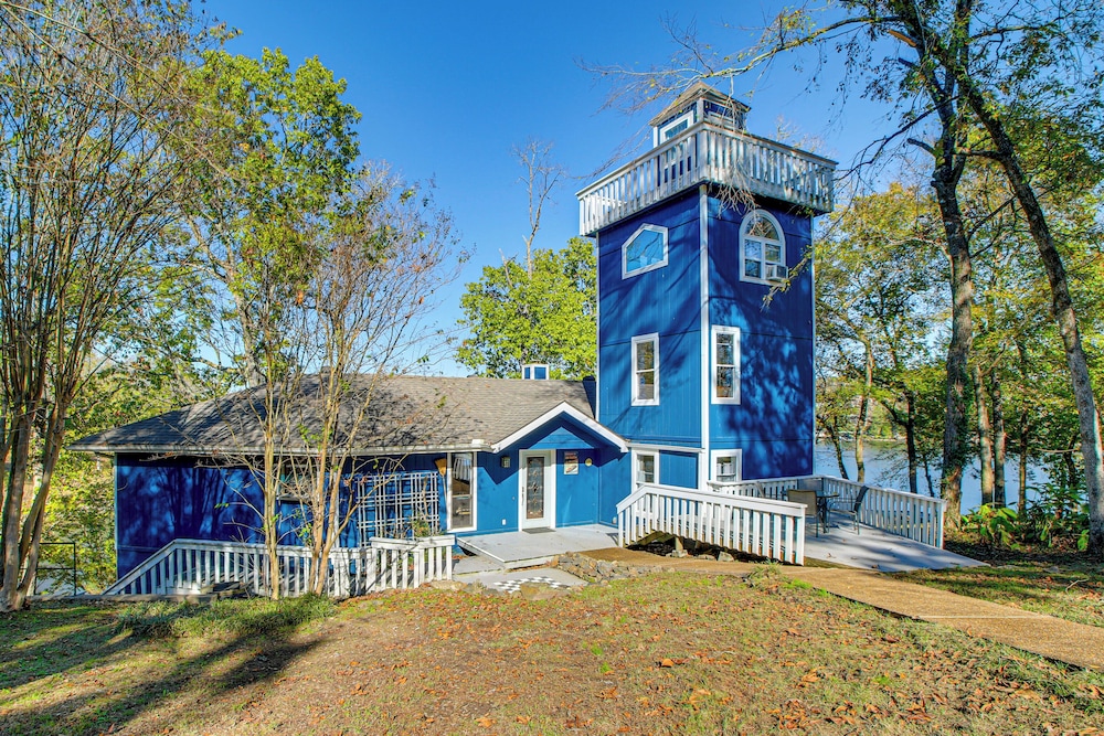 Lake Hamilton Escape w/ Dock & Waterfront Views!