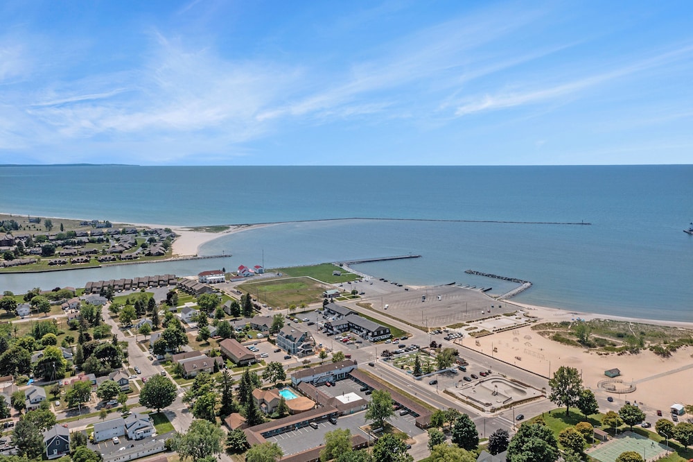 Snyder's Shoreline Inn