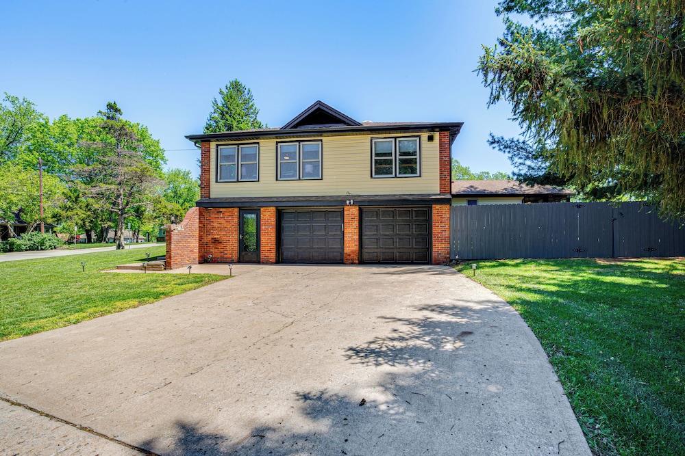 Chic Family-friendly Home in Riverside: 7 Mi to KC