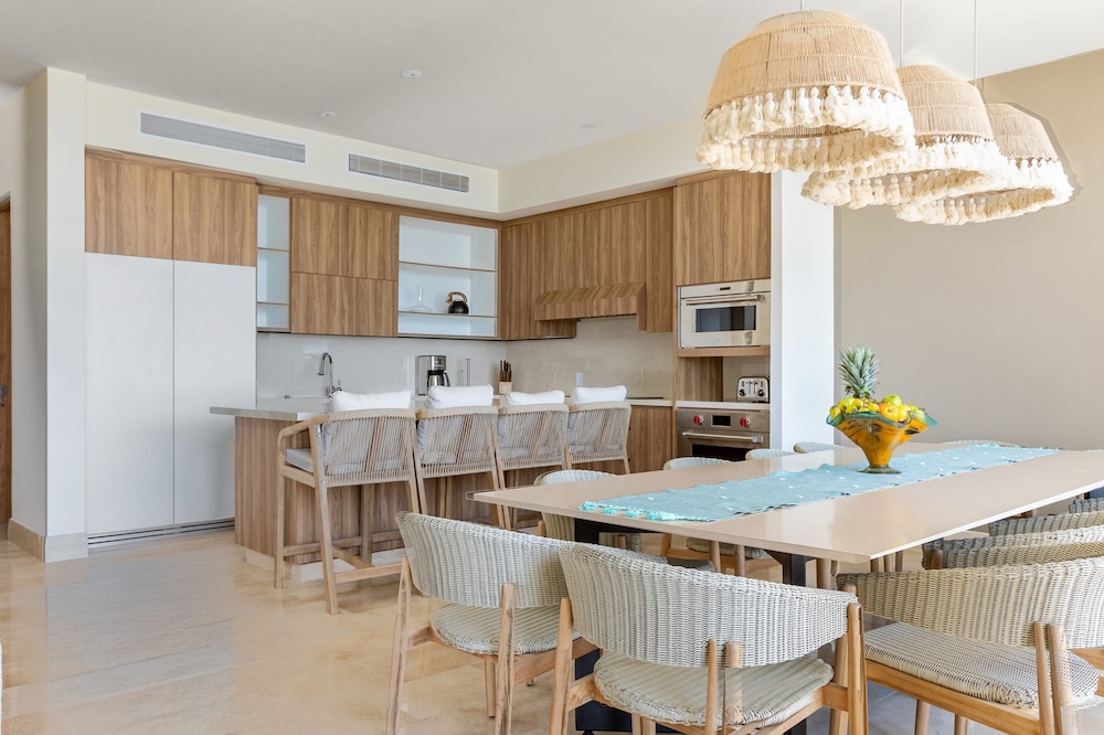 Modern Luxury W Resort Amenities Sleeps 16