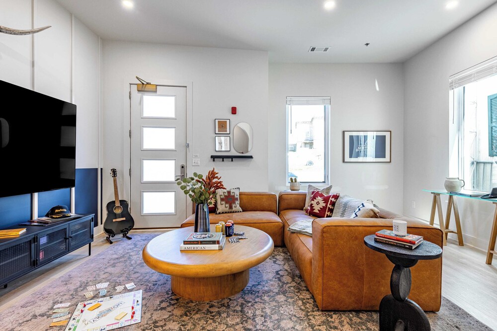 Sleeps 24, 2 Units Mins to Downtown Outrider by Avantstay