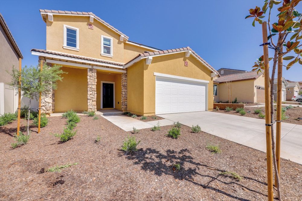 Pool Access & Mtn Views: Family Haven in Beaumont!