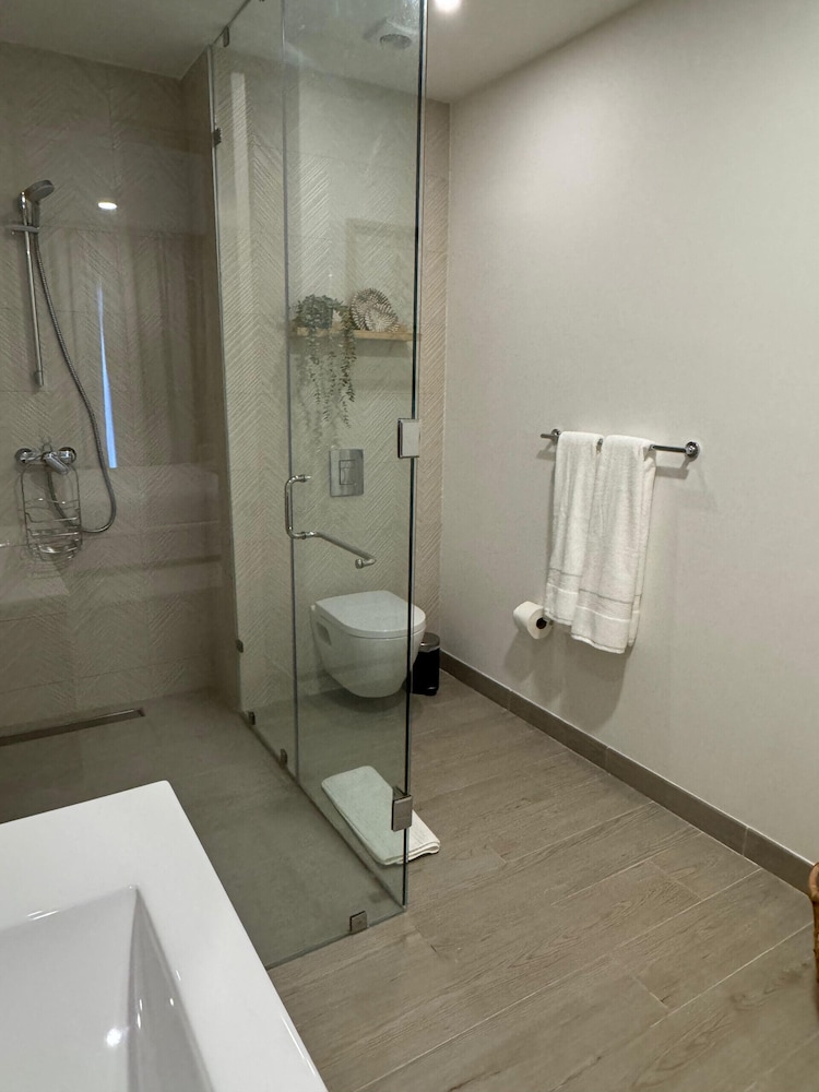 4 Guest 2 Bedrooms Balcony and Shared Pool