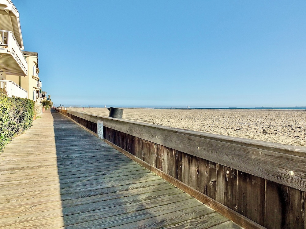Beach Paradise Stunning 3-story in Long Beach!