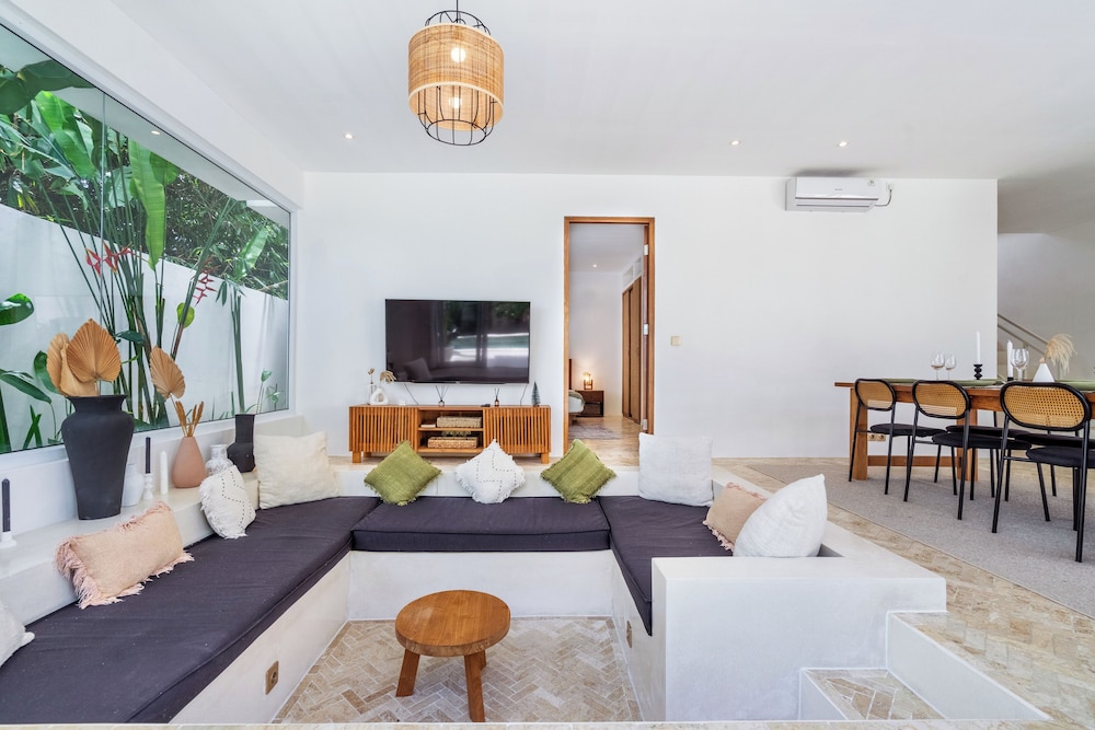 Eleven Villa Canggu - Calm Oasis with Pool and Privacy