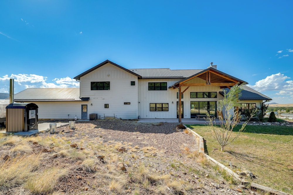 Nat'l Forest Access & Mtn Views: Family Eagar Home