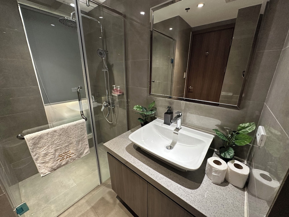 Luxury Penthouse & High-Floor Hotel near City of Dreams, Airport, Okada, and Solaire Casino