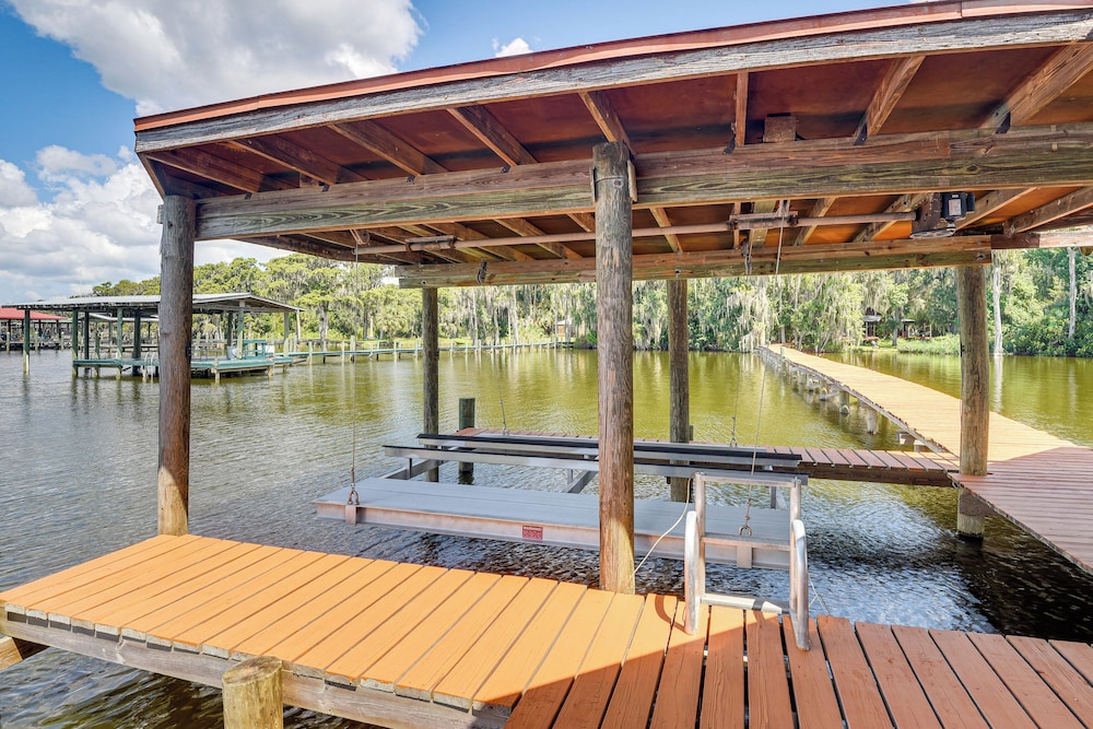 Little Lake George Hideaway w/ Furnished Boathouse