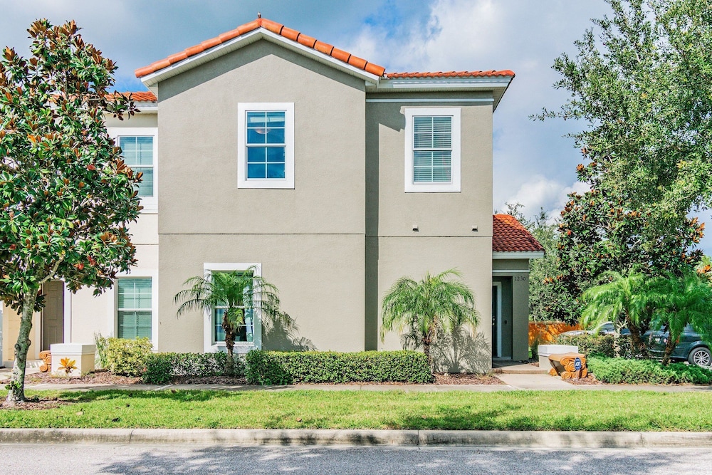 4BR Townhome w/ Pool in Bella Vida Resort