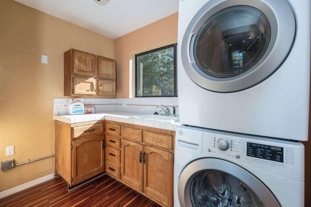 Yosemite Aviary and Quail Within Yosemite - 2 Separate Units, Up To 14 Guests!