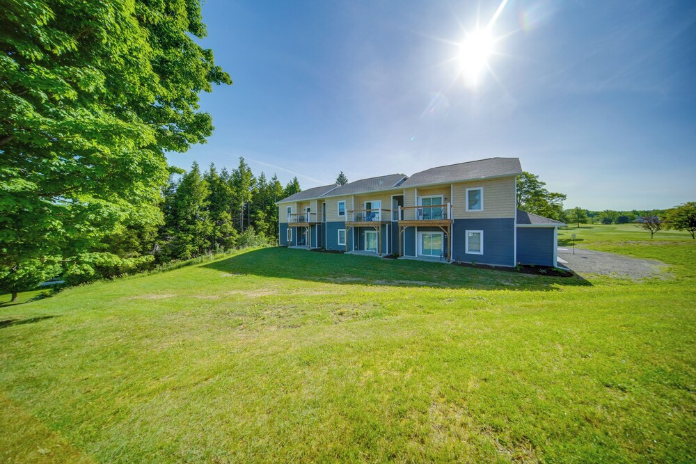 4 Mi to Lake Erie: Condo w/ Golf Course Views!