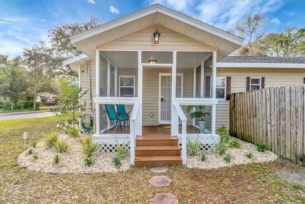 Updated Cozy Home Centrally Located pet Friendly