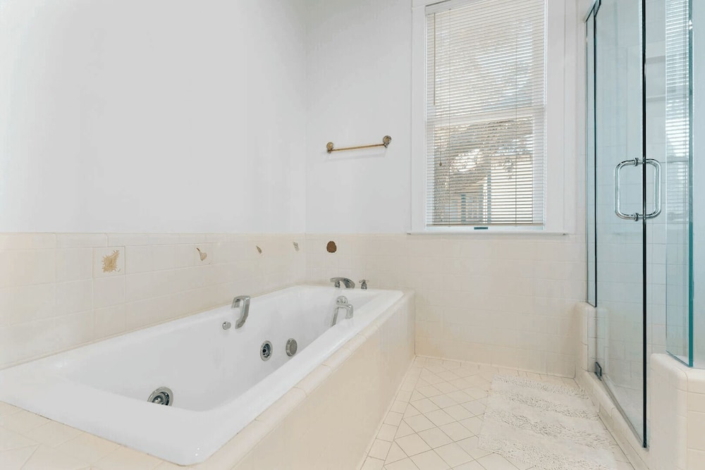 30A Grayt'n Greatful by Avantstay Charming Home+cottage, Walk to Western Lake