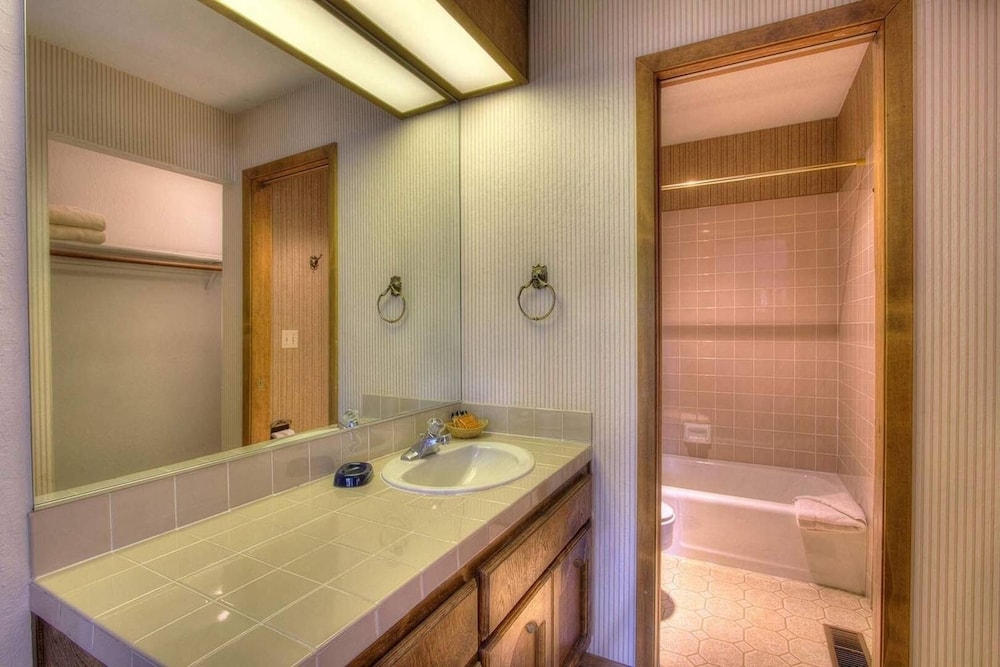 Lake Tahoe Vacations - Ski Lake Lodge 3 Bedroom Home by RedAwning - Property Image 12