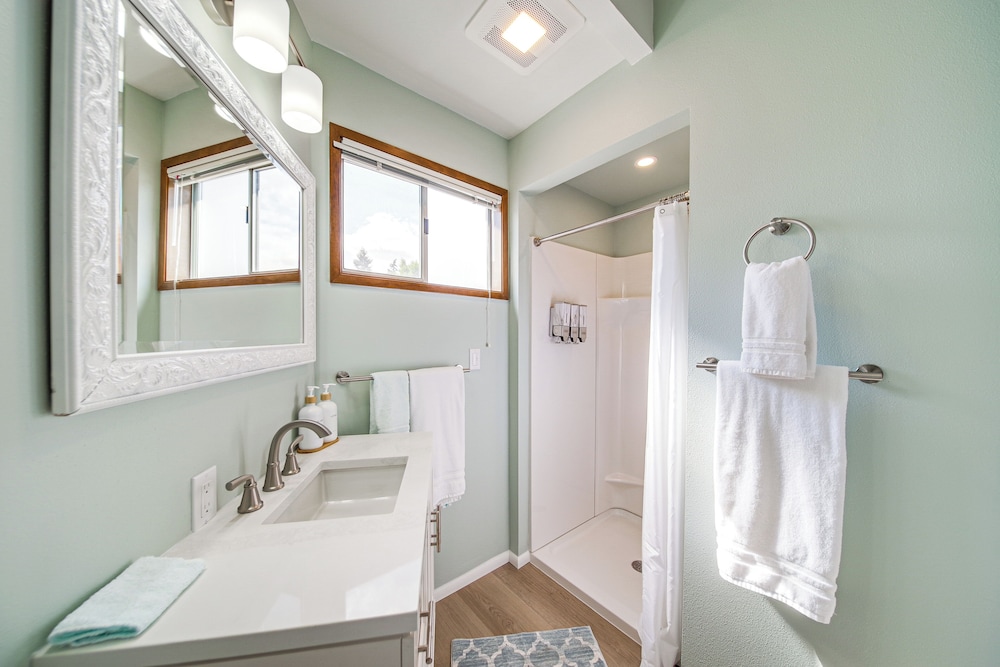 < 1 Mi to Lake Washington: Peaceful Apt in Kenmore