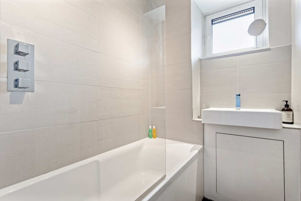 Lovely 2 Bed Apartment w Balcony nr River Thames