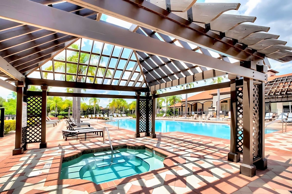 Upstay Lakefront Home w Pool Cinema, Games, BBQ