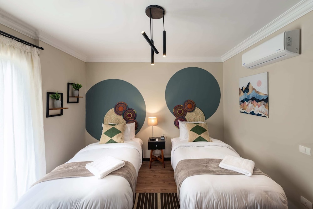 Xuru Stays I Waterfront Designer 2BR - 5 min to Airport