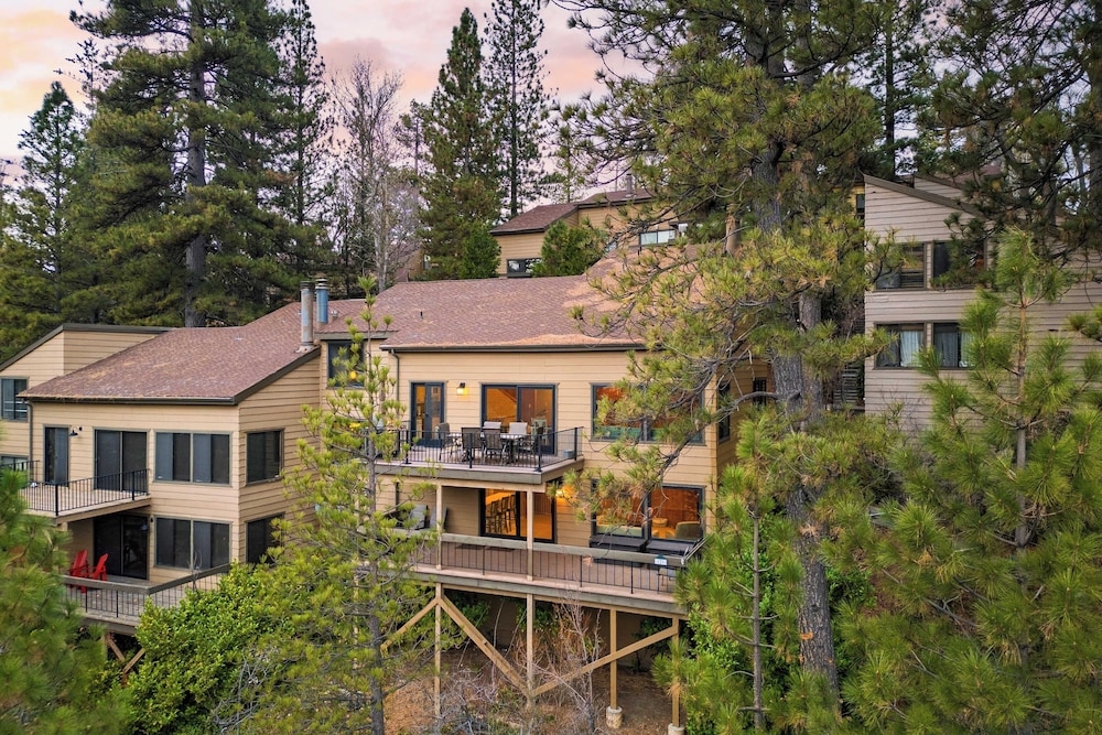 Arrowhead Lakeside Escape by Avantstay 3min Walk to Lake, Private Beach Access