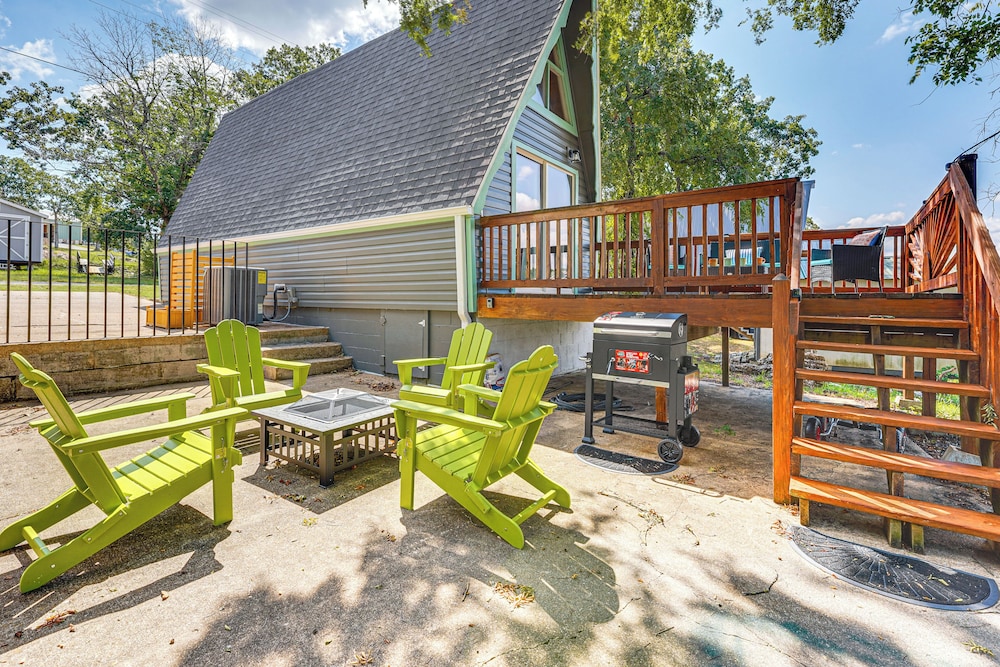 Cozy Cabin w/ Deck & Boat Launch Access in Lampe!