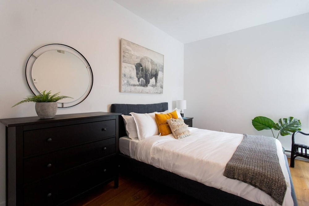 Spacious 2 Bedroom Condo in Little Italy - Image 4