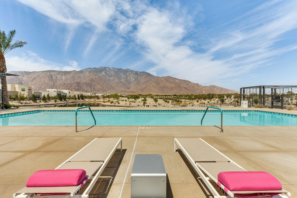 Desert Oasis in Palm Springs w/ Resort-style Perks