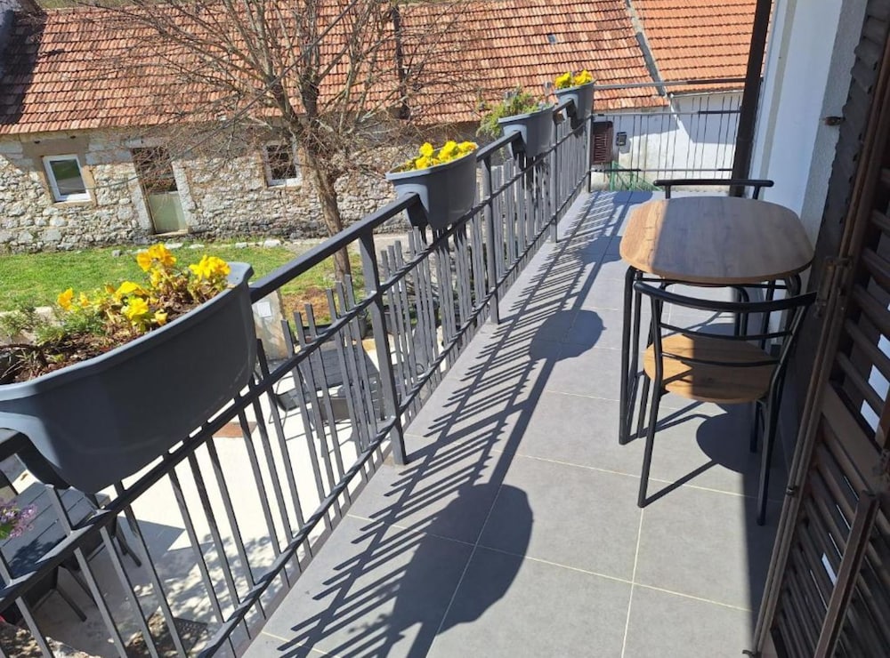 Apartment and Room Mare Vrlika