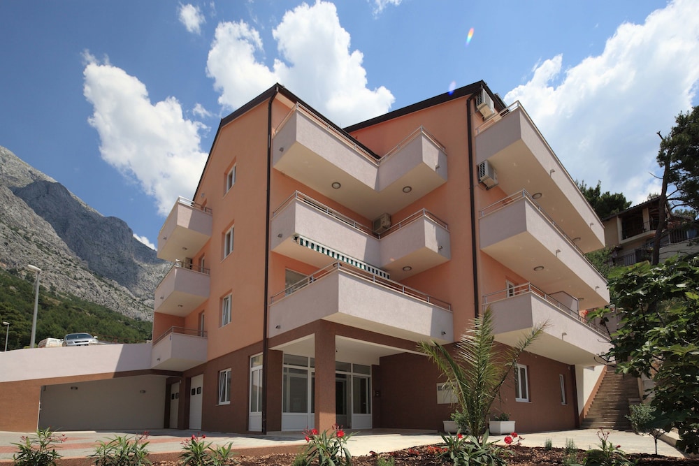 Apartments Vila Adrijana and Fitness Studio Wolf
