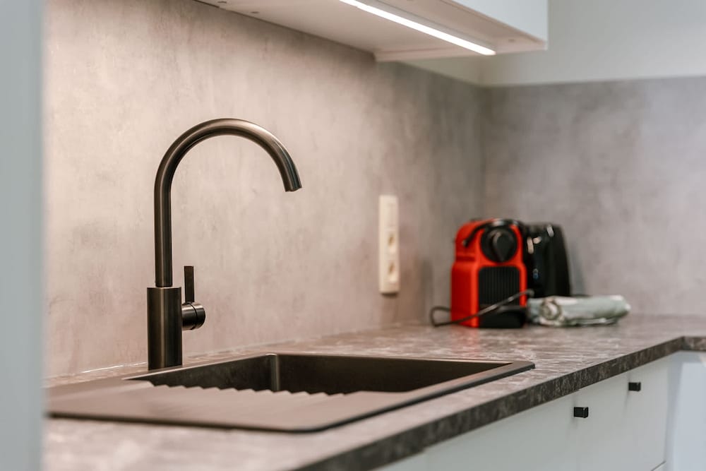Huswell - Bright Stylish Apartment With Balcony