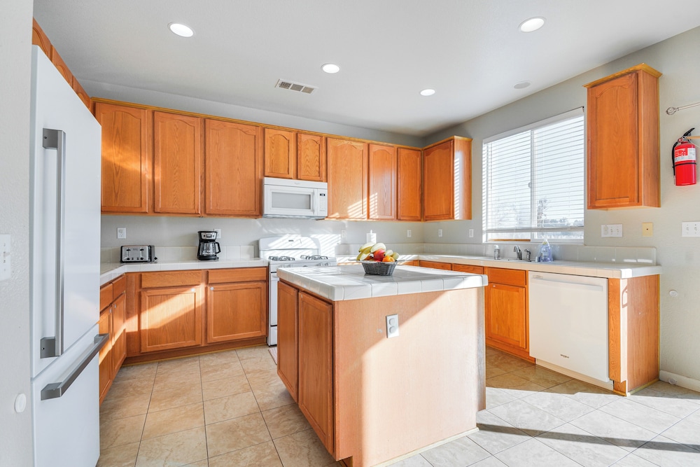 3 Mi to Downtown Merced: Family-friendly Home
