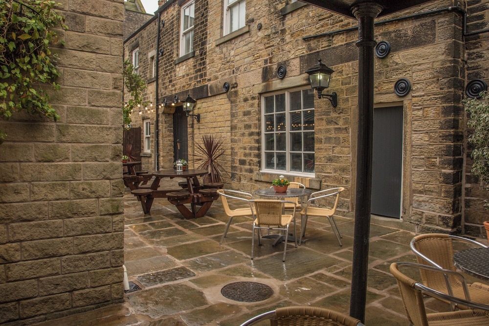 Norfolk Arms Hotel