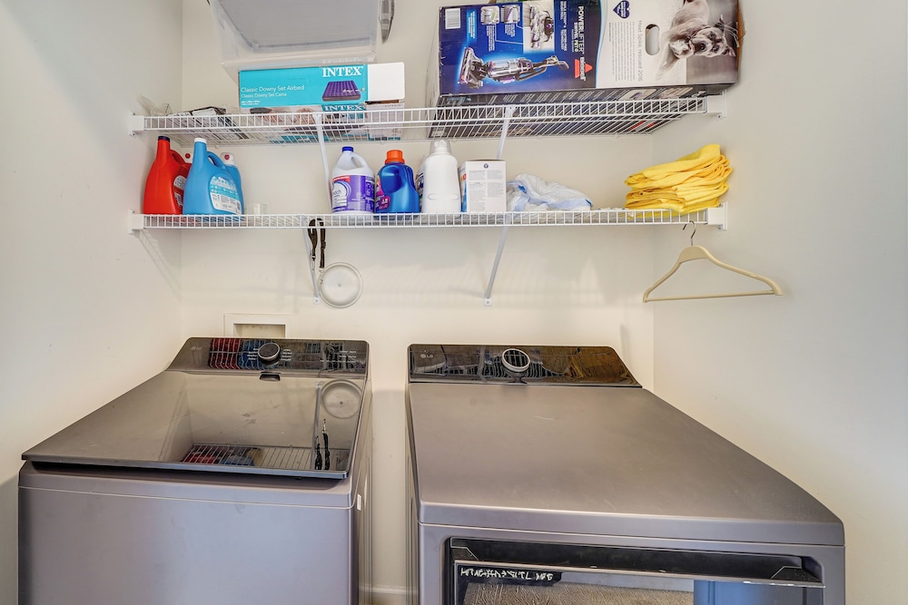 6 Mi to Dtwn Raleigh: Townhome w/ Fenced Patio!
