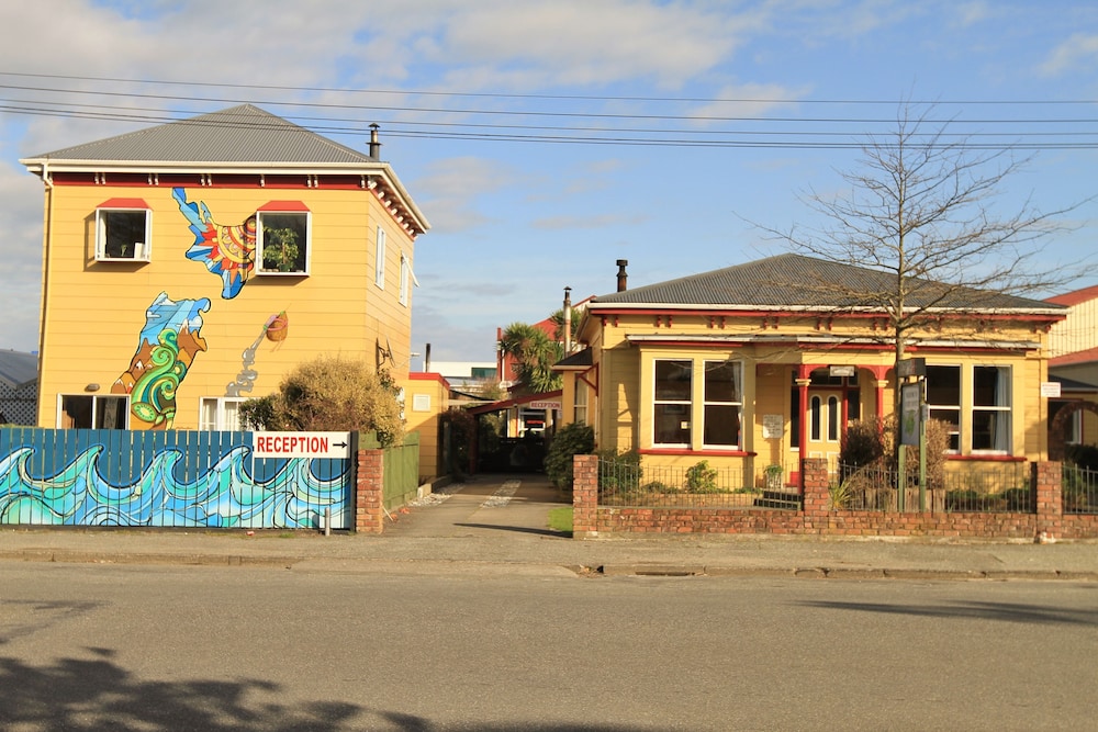 Bazil's Hostel & Surf School