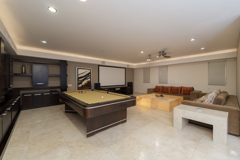 6 BR Huge Villa Steps To Beach Plus A Pool House