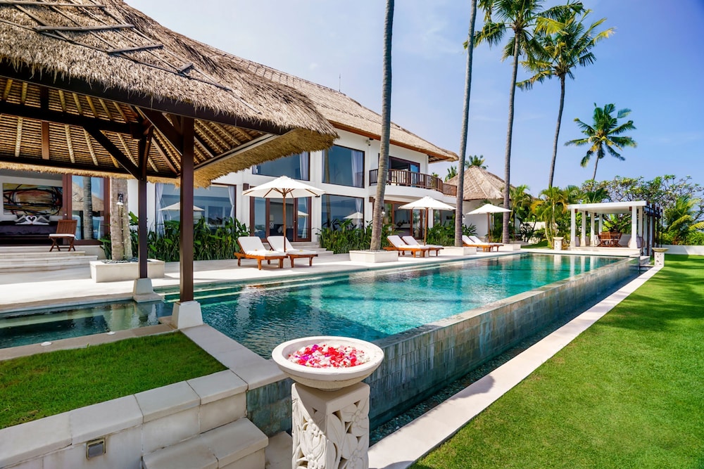 Villa Blanca by Alfred in Bali - Modern Luxury 5 Bdr Oceanfront Villa in Candidasa