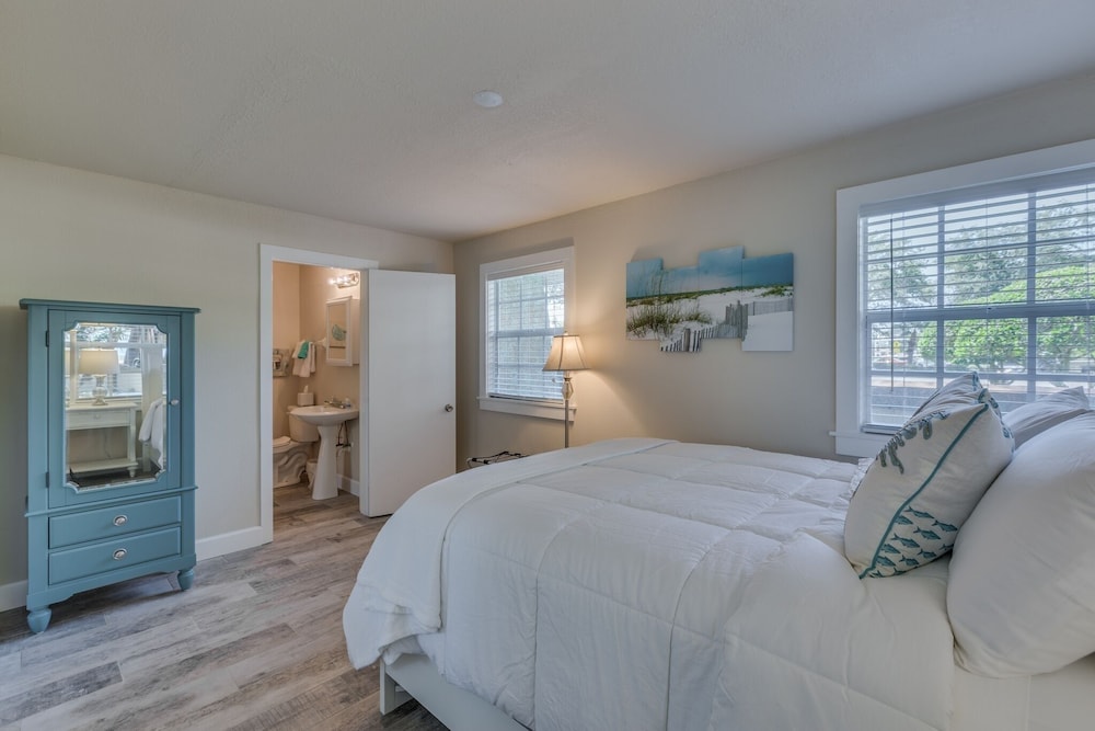 Coastal Dream Beach House 3 Bedroom Home by Redawning view 5