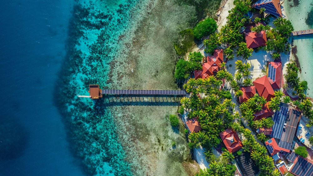 Ray Caye Private Island Resort