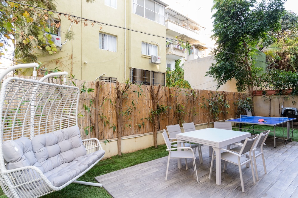 Family Apt & Private Garden near Beach by FeelHome