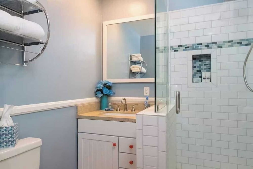 Waterfront Newport Condos w. Dock Access, Walk to Balboa Fun Zone and Beach