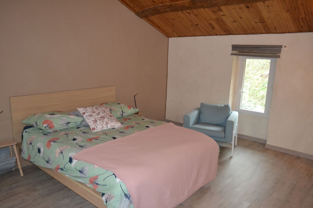 Le Relais de Joseph, alojamiento con piscina en Brens — hotel room