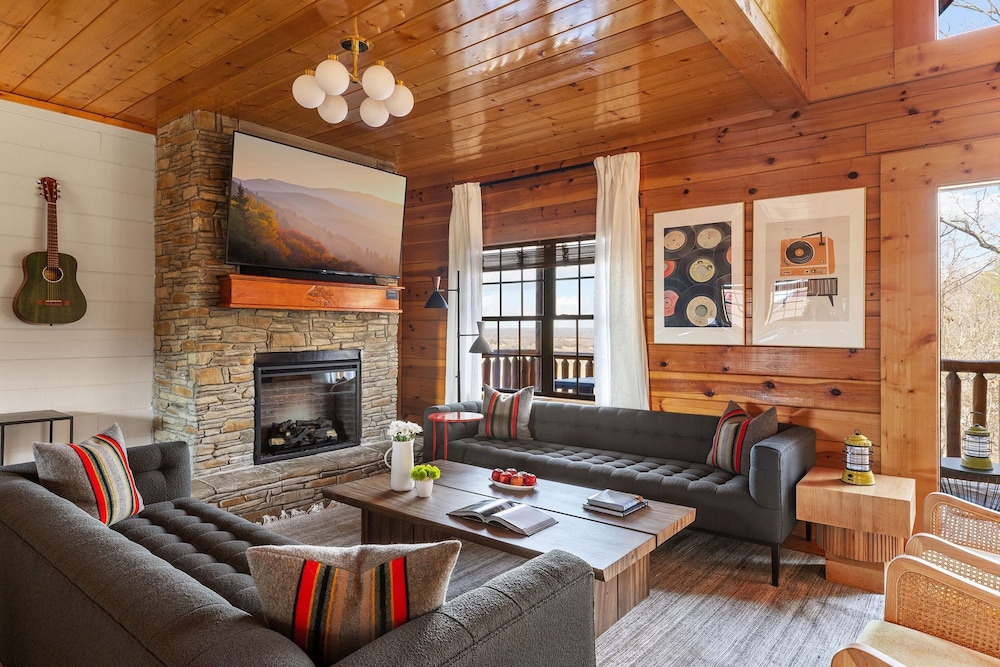 Bears Den Way Resort Cabin w Games Hot Tub View Mins From Dollywood